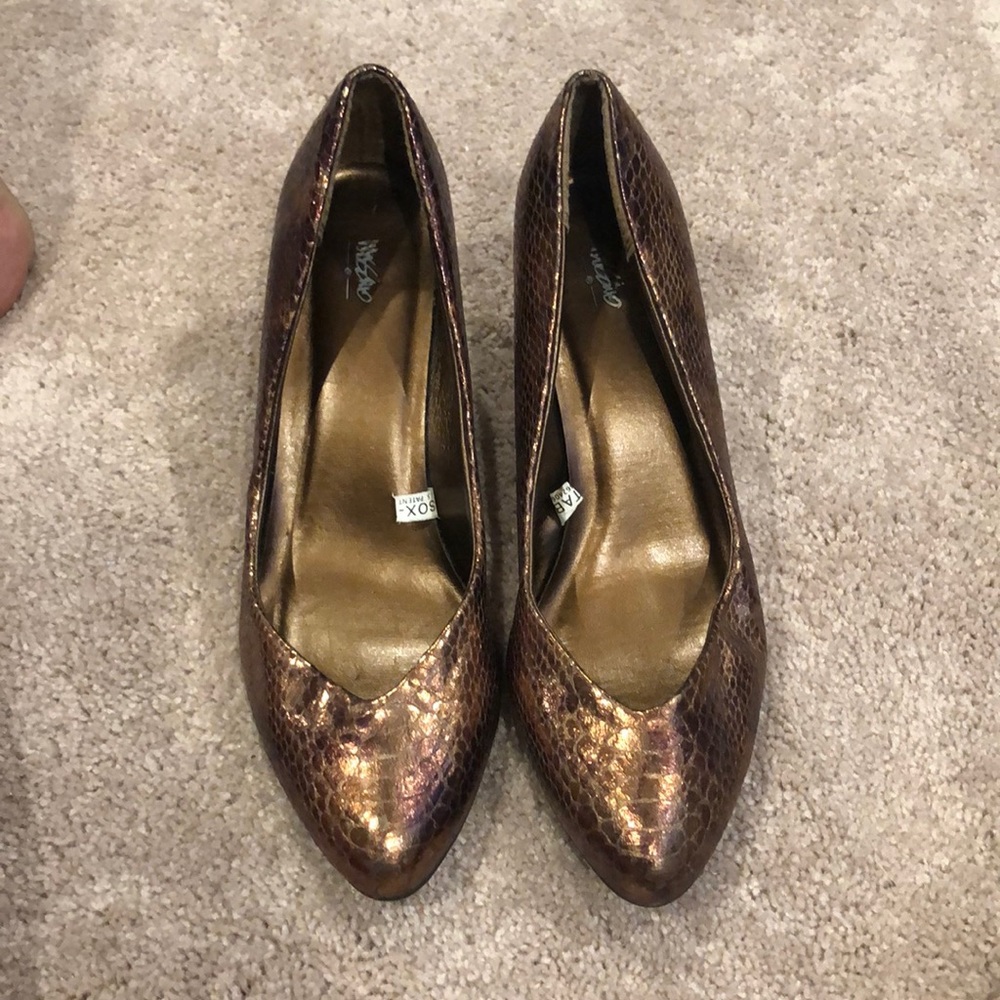 Bronze pumps